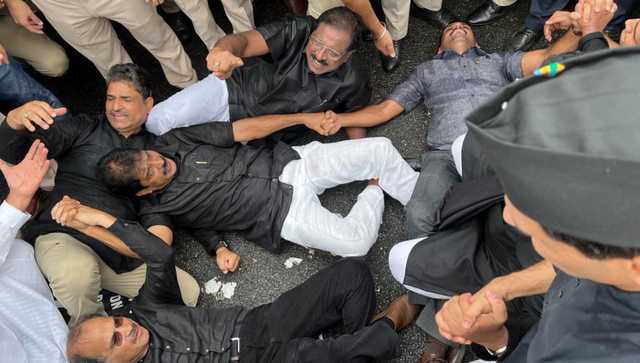 WATCH: Congress' Rahul, Priyanka Gandhi detained for protesting against Centre; party claims some MPs 'beaten' WATCH: Congress' Rahul, Priyanka Gandhi detained for protesting against Centre; party claims some MPs 'beaten'