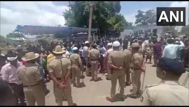 Karnataka: Two dead, six injured in clashes between groups in Koppal district Karnataka: Two dead, six injured in clashes between groups in Koppal district