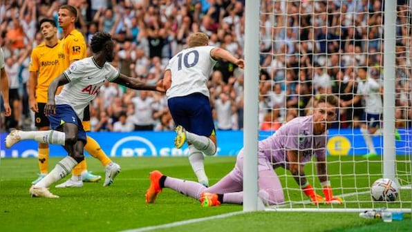 Premier League: Arsenal power into first place, Harry Kane makes history