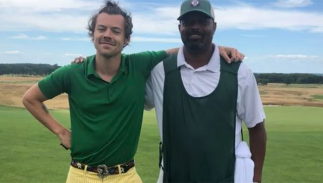 Daughter reveals her father clicked a picture with Harry Styles without recognising him Daughter reveals her father clicked a picture with Harry Styles without recognising him