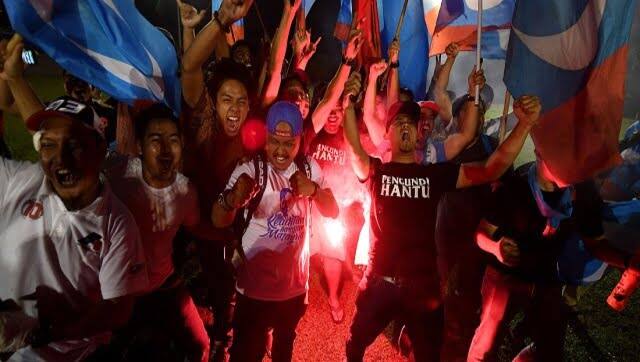 Supporters of former Malaysian prime minister and opposition candidate Mahathir Mohamad celebrate in Kuala Lumpur on 10 May, 2018. AFP File