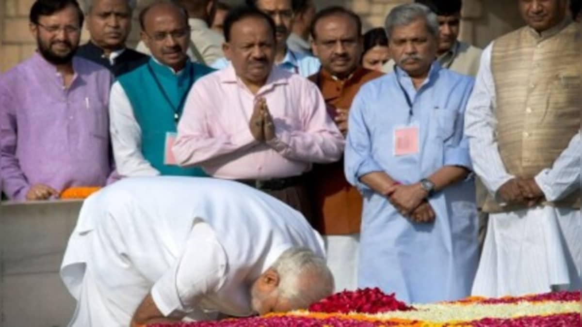 PM Modi pays tribute to Mahatma Gandhi at Rajghat on Independence Day