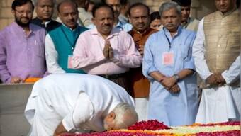 PM Modi pays tribute to Mahatma Gandhi at Rajghat on Independence Day