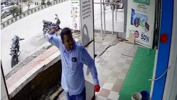 “When Yamraj is on lunch break”: This man’s narrow escape has twitter talking