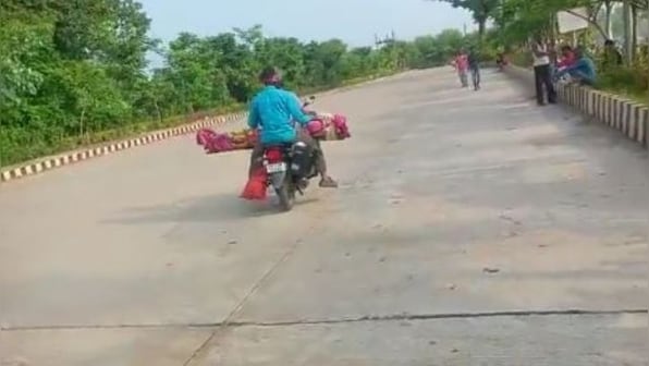 Man carries mother's body on motorcycle due to unavailability of hearse at govt hospital in MP