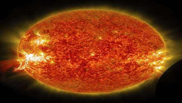 What are solar flares that can reach temperatures up to 100 million degrees? What are solar flares that can reach temperatures up to 100 million degrees?