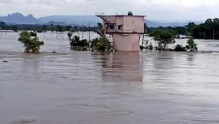 Odisha: Flood situation remains grim, 1.5 lakh people marooned