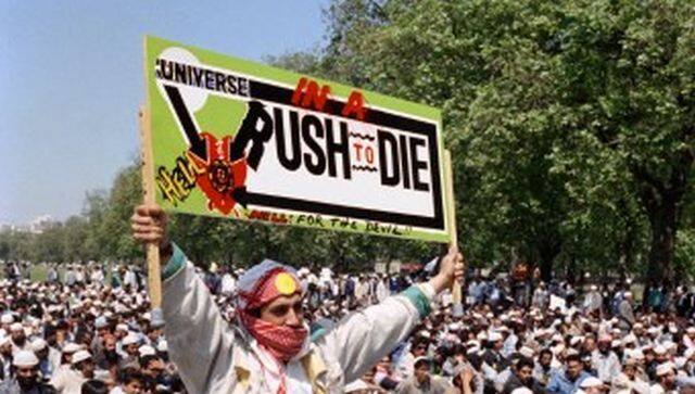 An islamic man holds a sign calling for the death of British author Salman Rushdie. AFP
