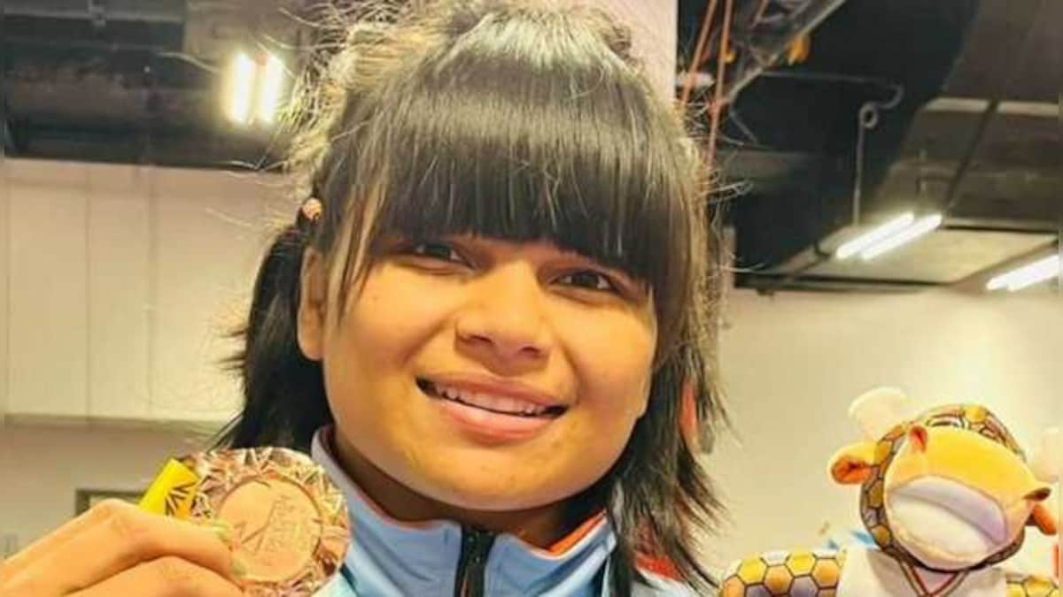 Commonwealth Games medallist Divya Kakran gets Rs 5 lakh reward from BJP MP Manoj Tiwari