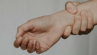 Divorced man slits throat, wrist of teen girl with paper cutter for not talking after he confessed to liking her