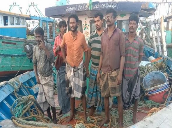 Sri Lanka Navy rescues Indian fishermen stranded in its territorial waters Sri Lanka Navy rescues Indian fishermen stranded in its territorial waters