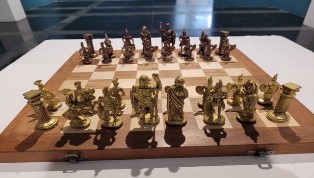 ชุดหมากรุกมอบให้นายกรัฐมนตรีโดย Chess Olympics ของเจนไน  การประมูลชุดนี้เริ่มต้นที่ 55,000 รูปี  อนิจ
