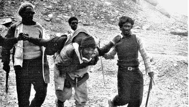 Harish Kapadia being carried on Lakshmann Singh’s back. Image courtesy Lt. Nawang Kapadia Library
