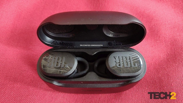 JBL Endurance Race TWS Review Buds in case
