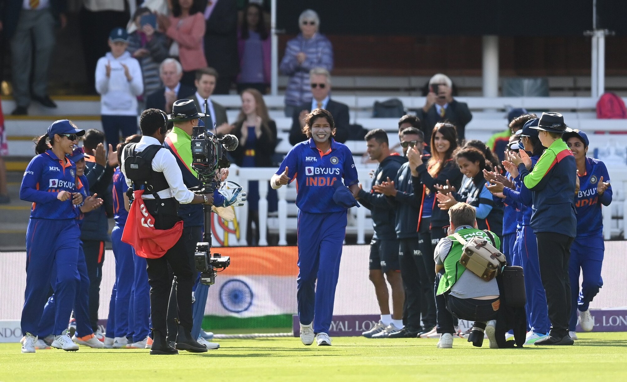 Jhulan Goswami also received a guard of honour from her teammates as well when India came out to bowl in the second innings. Twitter/England Cricket