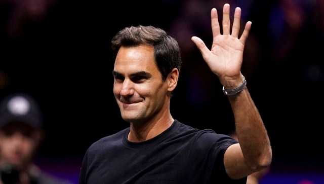 Roger Federer joins Coldplay on stage; sings ‘Don’t Panic’ with Chris Martin