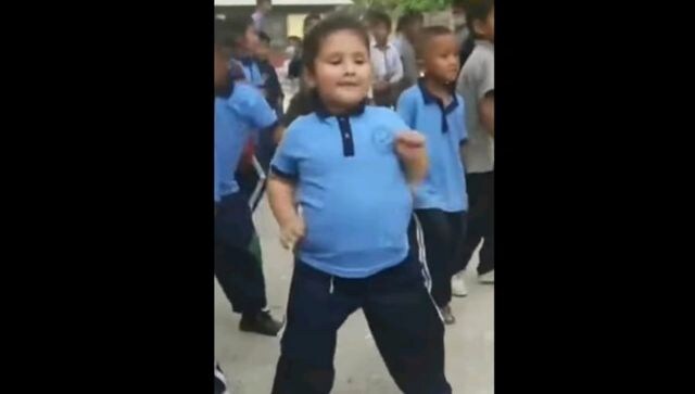 Viral video: Little school girl dances adorably to Pushpa song Saami Saami Viral video: Little school girl dances adorably to Pushpa song Saami Saami