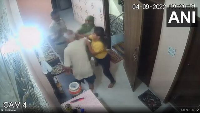 #Watch: Female sub inspector repeatedly slaps father-in-law infront of police #Watch: Female sub inspector repeatedly slaps father-in-law infront of police
