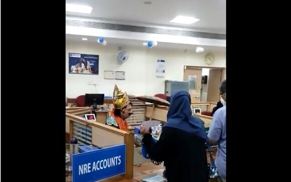 Onam 2022: Man dresses as Mahabali while doing transactions at Kerala SBI bank counter Onam 2022: Man dresses as Mahabali while doing transactions at Kerala SBI bank counter