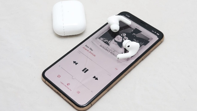 Apple could bring USB-C to AirPods & iPhones by 2024, but won't keep them for long (1)