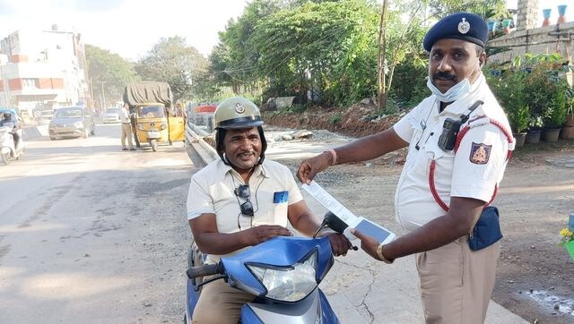 Bengaluru cop books another police official for violating traffic rules, receives mixed reactions Bengaluru cop books another police official for violating traffic rules, receives mixed reactions
