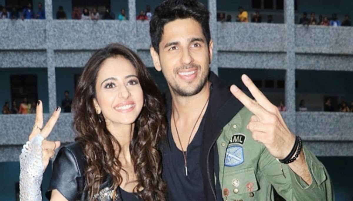 Sidharth Malhotra and Rakul Preet reach an old age home to celebrate Diwali