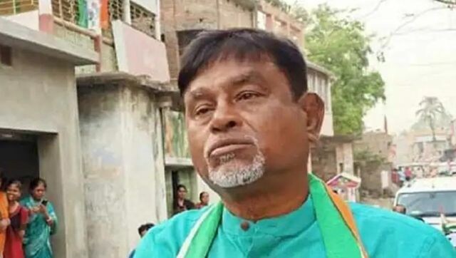WATCH: Slippers waved, 'chor chor' slogans raised for Trinamool MLA Manik Bhattacharya, arrested in Bengal SSC scam case WATCH: Slippers waved, 'chor chor' slogans raised for Trinamool MLA Manik Bhattacharya, arrested in Bengal SSC scam case
