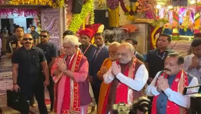 Amit Shah offers prayer at Vaishno Devi shrine, will address public meeting in Rajouri shortly Amit Shah offers prayer at Vaishno Devi shrine, will address public meeting in Rajouri shortly