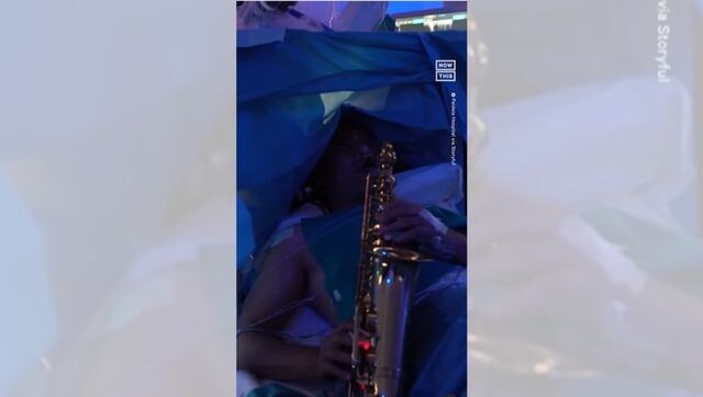 Guarda: un paziente suona il sassofono durante un intervento chirurgico al cervello di 9 ore in Italia