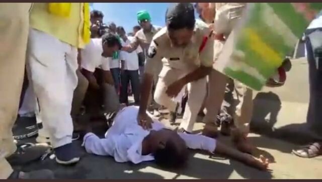 Viral: Andhra Pradesh cop performs CPR to save farmer suffering from heart attack during protests Viral: Andhra Pradesh cop performs CPR to save farmer suffering from heart attack during protests