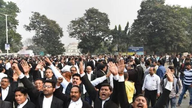 在司法部长发表评论后，印度律师是否应该在聚光灯下废除长袍着装规定