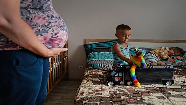 从睡在车里到面对俄罗斯士兵的审讯，乌克兰的代孕母亲是如何在战争中幸存下来的
