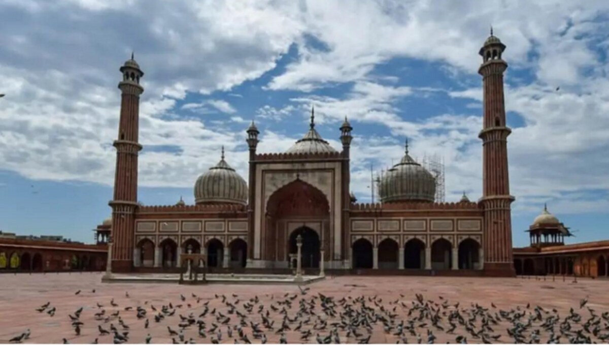 No man, no entry': Delhi's Jama Masjid bans entry of women unaccompanied by  men