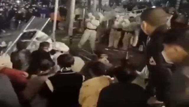 Foxconn workers clash with police at Covid-hit plant in China; company apologises Foxconn workers clash with police at Covid-hit plant in China; company apologises