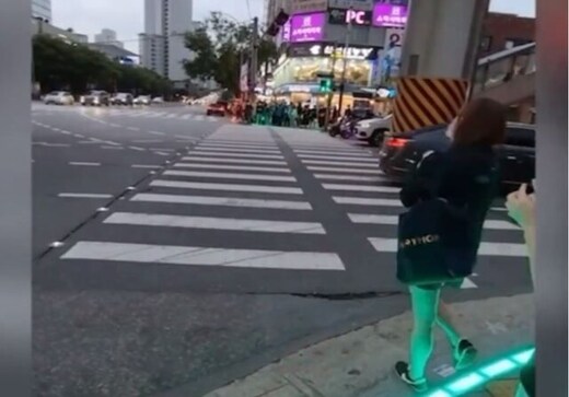 South Korea puts traffic lights on ground to alert 'Phone Obsessed Zombies'; Watch