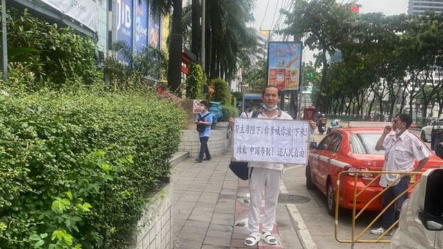 Inspired by ‘bridge man’ protest in Beijing, anti-Xi activist detained in Bangkok