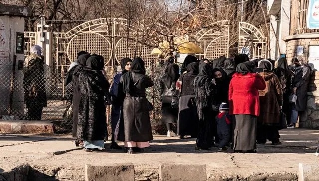 塔利班如何阻止妇女加入非政府组织，这加剧了阿富汗的人道主义危机