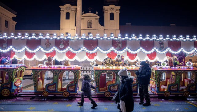 在匈牙利的Gyor，黑暗的圣诞节成了经济痛苦的象征