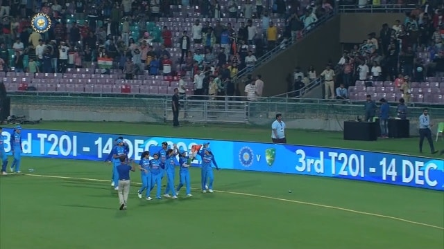 Watch Smriti Mandhana and teammates thank 47000 fans with a lap of honour