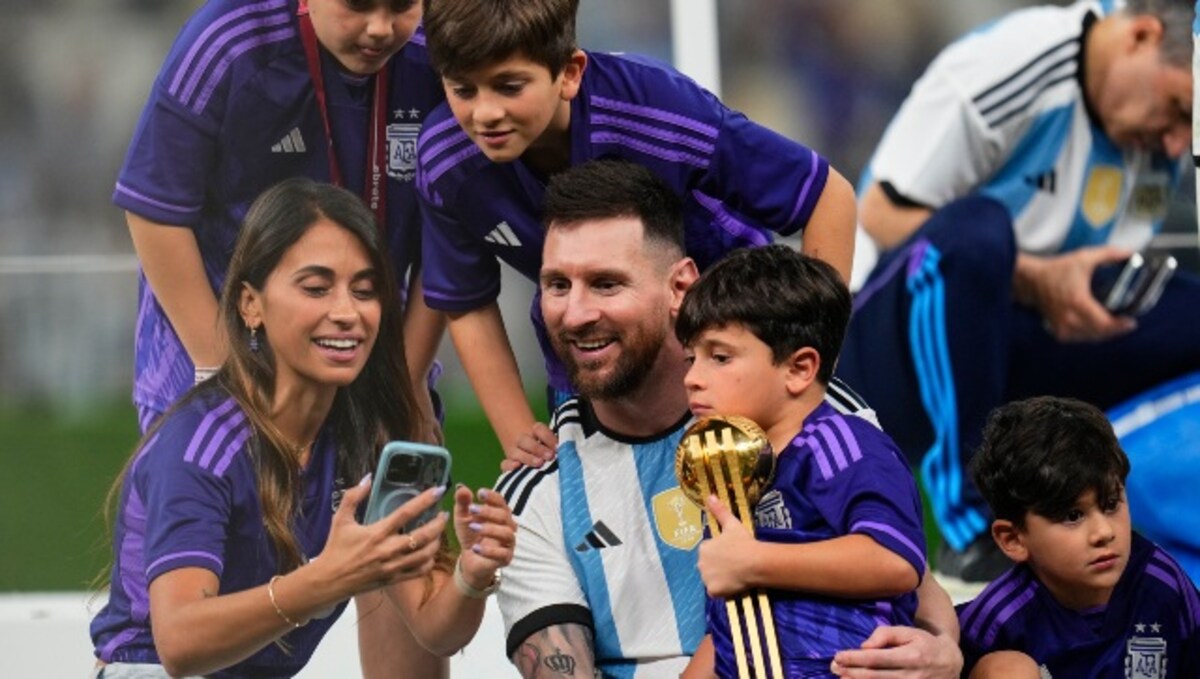 Lionel Messi Celebrates World Cup Win With Wife, Sons: Photos