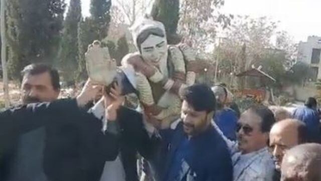 Watch: Substandard statue of former Pak PM Benazir Bhutto removed from Quetta Watch: Substandard statue of former Pak PM Benazir Bhutto removed from Quetta