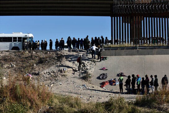 US: Mayor of Texas border city declares state of emergency over migrant ...