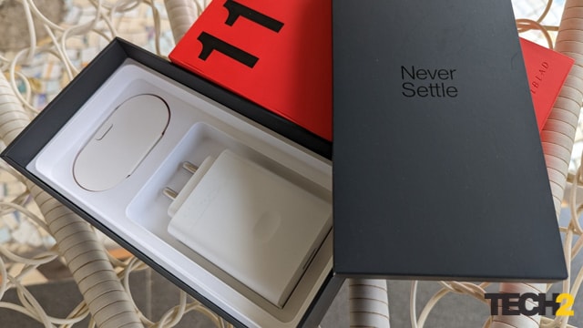 Premier aperçu du OnePlus 11 5G - À l'intérieur de la boîte OP11