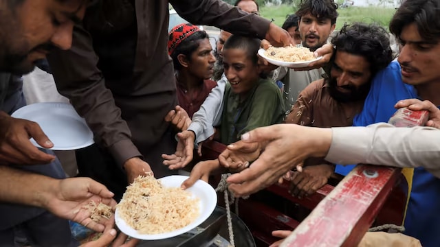 Economic collapse looms for Pakistan as IMF delegation visits Economic collapse looms for Pakistan as IMF delegation visits