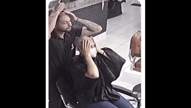'Faith in humanity restored': Internet lauds barber after he shaves his head in solidarity with cancer patient 'Faith in humanity restored': Internet lauds barber after he shaves his head in solidarity with cancer patient