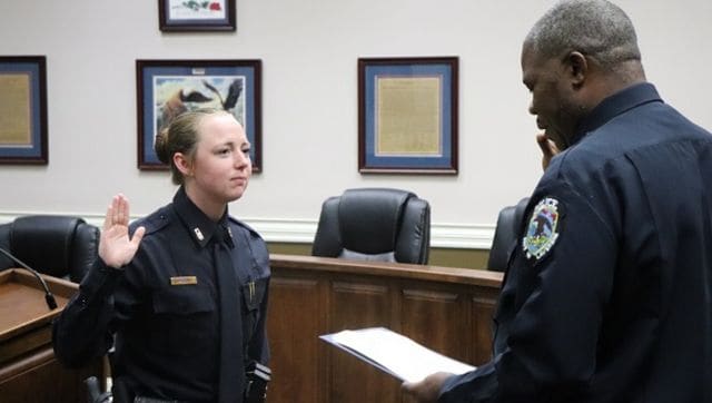 US Married woman cop repeatedly has sex with 5 male colleagues on duty, all fired photo