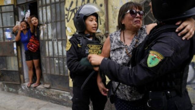 Anti-government protesters clash with police in Peru Anti-government protesters clash with police in Peru