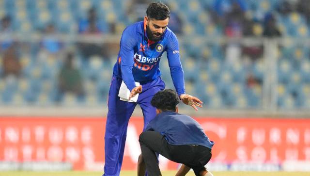 A fan invades the pitch and tries to touch the feet of Virat Kohli during India vs Sri Lanka 3rd ODI in Thiruvananthapuram on Sunday. Sportzpics