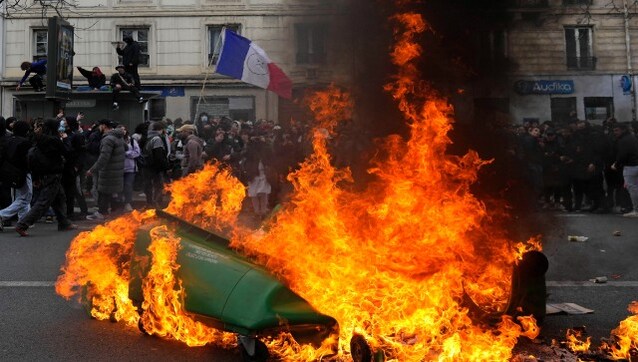 Projectiles and rubbish bins on fire: France gripped by new wave of pension protests Projectiles and rubbish bins on fire: France gripped by new wave of pension protests