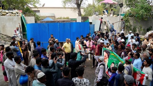 Pakistan police arrest dozens of supporters of former PM Imran Khan Pakistan police arrest dozens of supporters of former PM Imran Khan